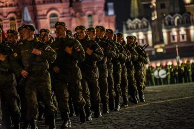 Китайские военные принимают участие в репетиции парада в Москве