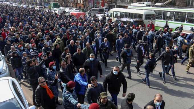 В Ереване – обострение протестов: люди заблокировали вход в парламент