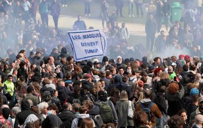 В Брюсселе водометами и газом разогнали вечеринку против локдауна