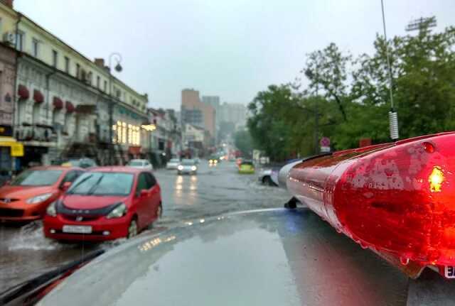 Машины плавают в воде: во Владивостоке сильнейший ливень затопил множество улиц