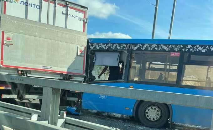 В Новой Москве пассажирский автобус врезался в грузовик