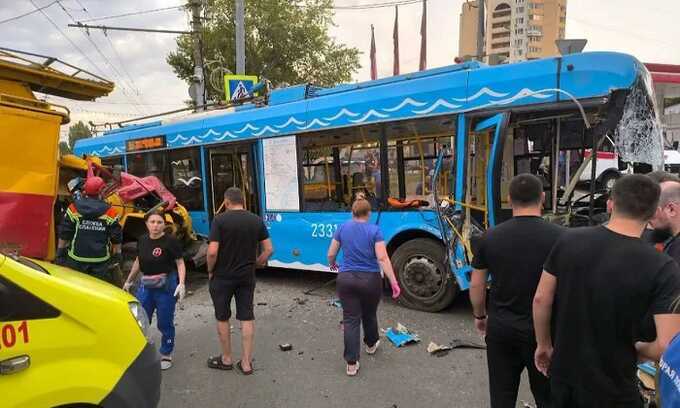 Троллейбус с пассажирами попал в ДТП в Саратове