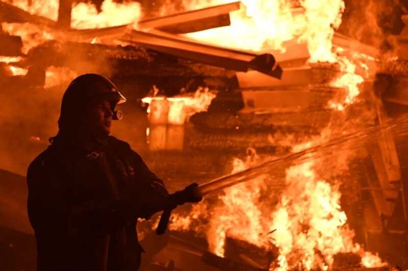 В Новосибирской области загорелся многоквартирный дом