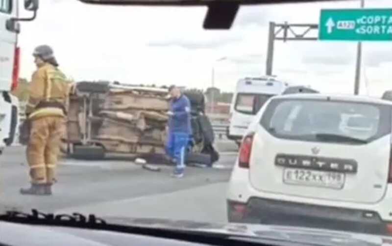 В Санкт-Петербурге легковой автомобиль перевернулся и начал дымиться после аварии