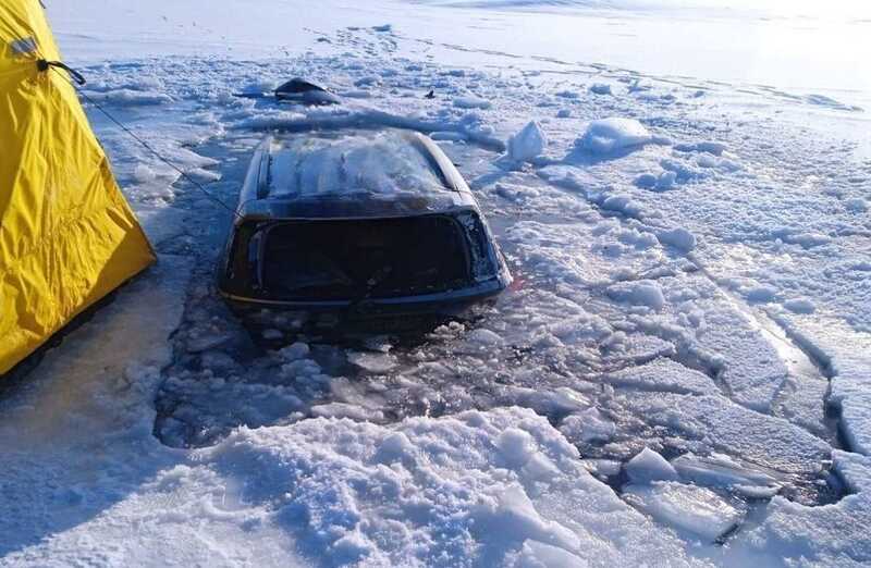 Автомобиль ушел под лед в Бурятии