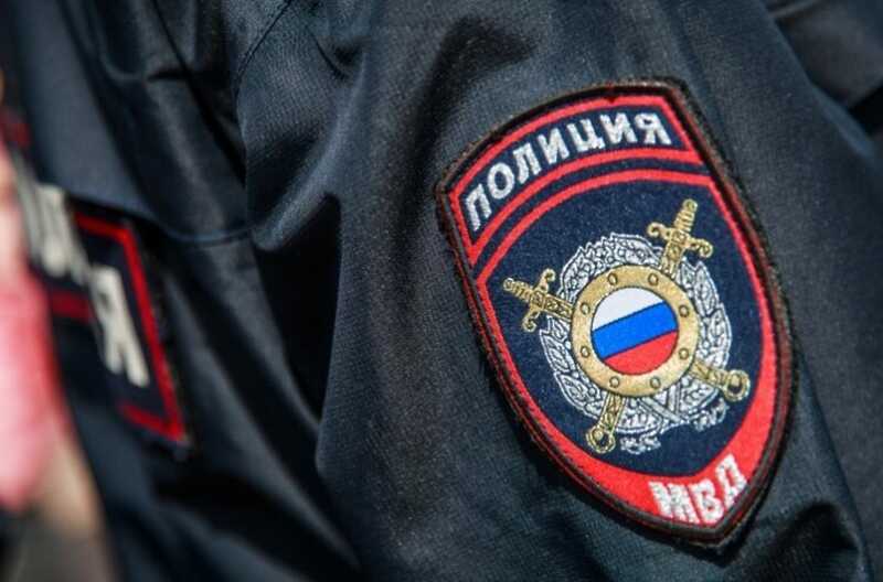 Бывший полицейский в Новосибирске продолжал принимать "подарки" от предпринимателя, несмотря на увольнение