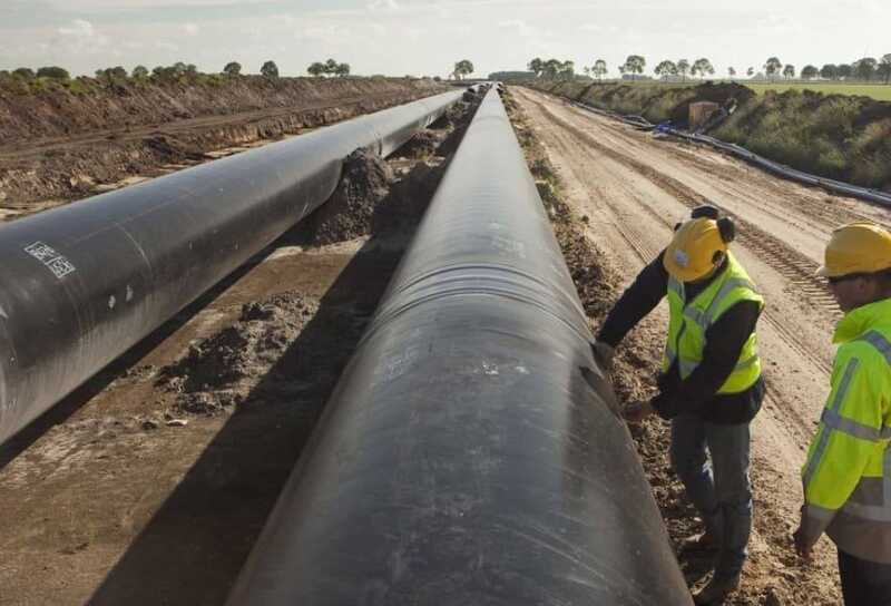 Прибыль российских нефтегазовых компаний сократилась вдвое из-за снижения цен и введённых санкций