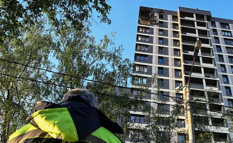 В Красногорске после удара дроном загорелась квартира, из-за чего жильцам пришлось эвакуироваться