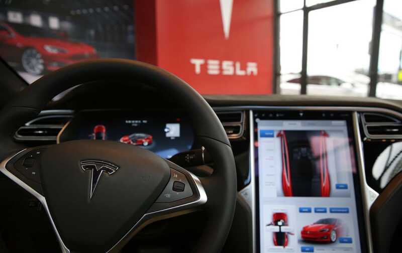 Впервые Tesla доставила электромобиль покупателю без участия водителя
