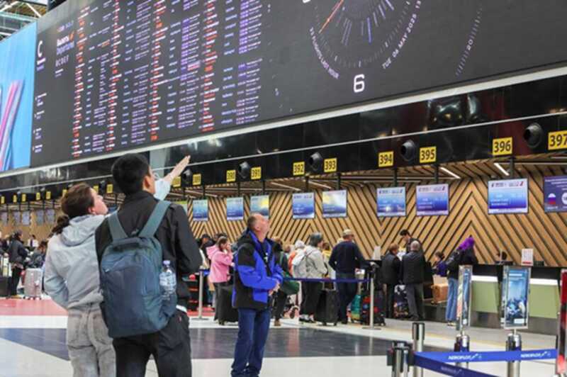 В российских аэропортах происходит множество задержек и отмен рейсов