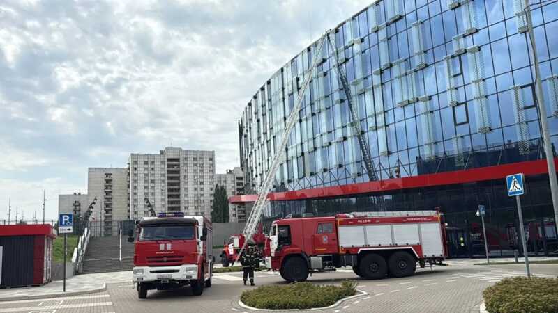 На "Белгород Арене" вспыхнул пожар после падения обломков беспилотника