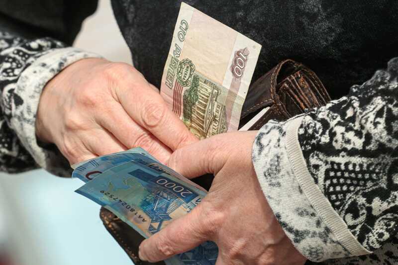В Петербурге злоумышленники, выдавшие себя за представителей правоохранительных органов, обманули пенсионерку на 2,2 миллиона рублей