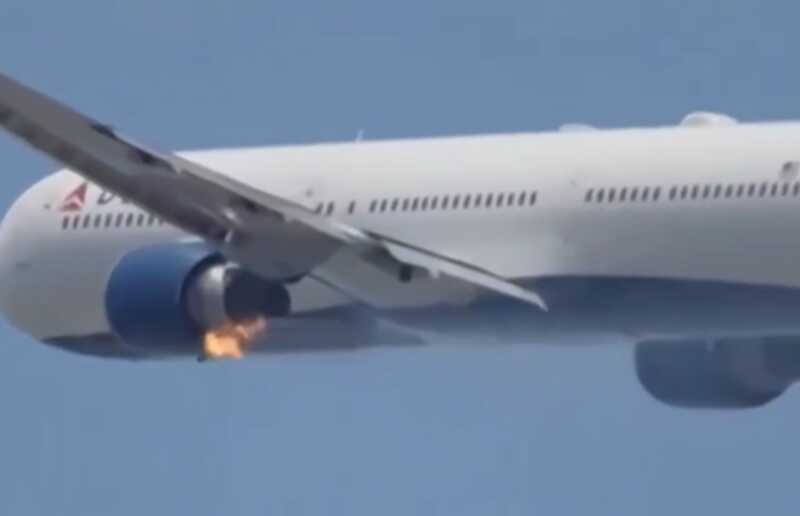 Пассажирский лайнер Boeing совершил незапланированную посадку из-за возгорания в одном из двигателей