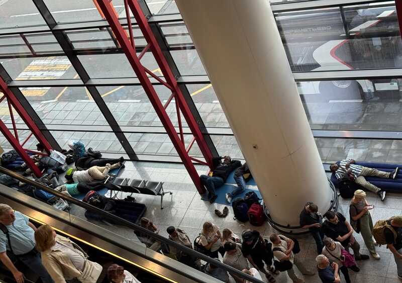 В московских аэропортах пришлось разложить матрасы из-за массовых отмен рейсов