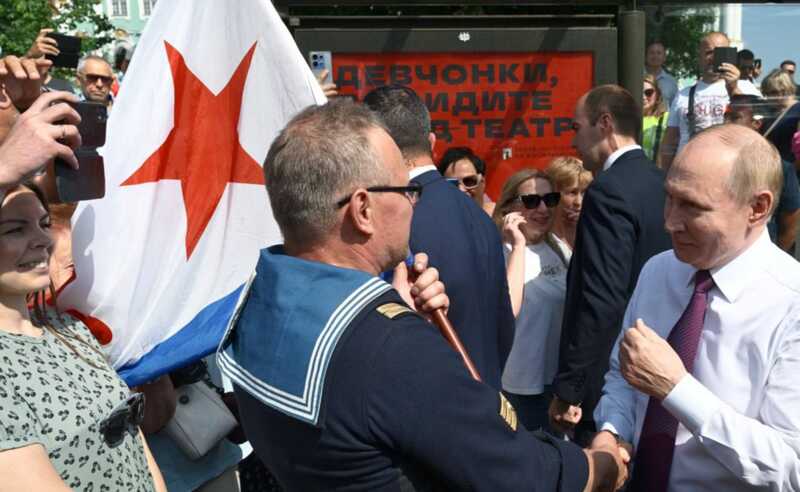Впервые за год Путин появился на публике и был награжден медалью от Патрушева