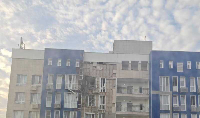 В Белгороде после атаки беспилотных летательных аппаратов был поврежден жилой дом и множество автомобилей