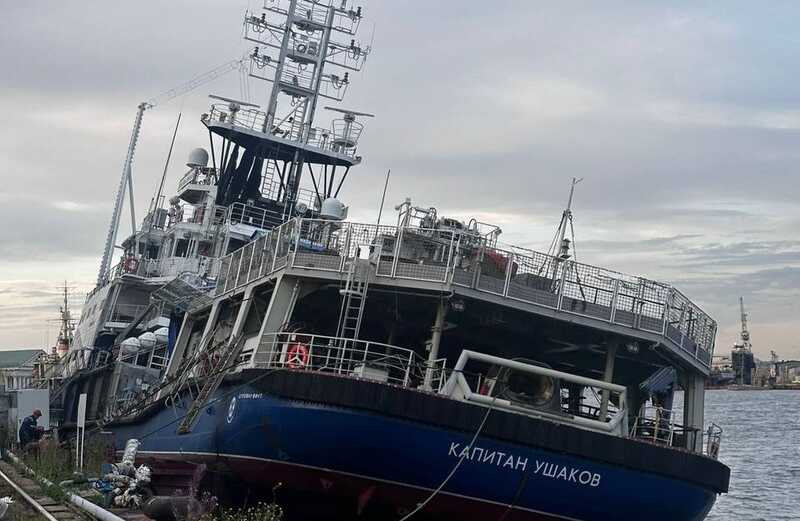 В Петербурге у причала Балтийского завода начал погружаться на дно буксир «Капитан Ушаков»