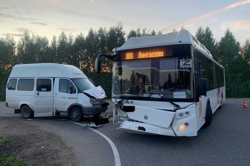Шесть человек получили травмы при аварии с автобусом и маршруткой в Кирове