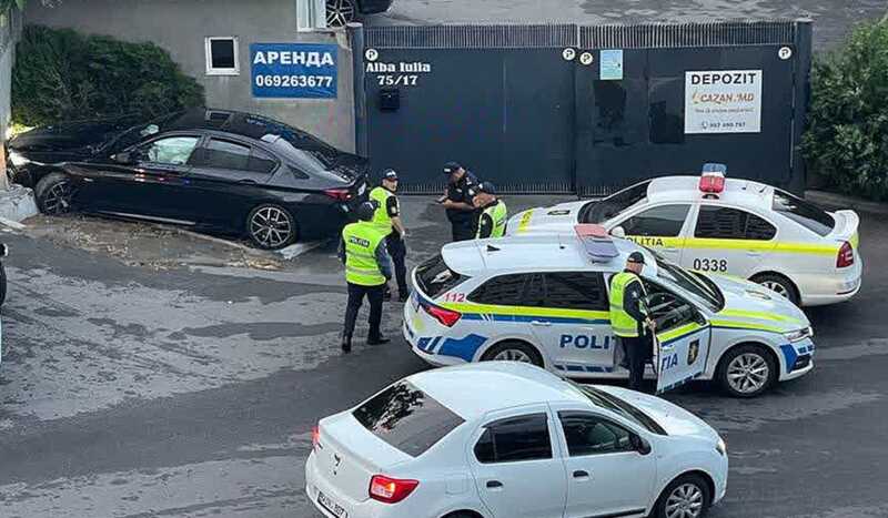 На Буяканах машина врезалась в ограду, после чего водитель скрылся с места аварии
